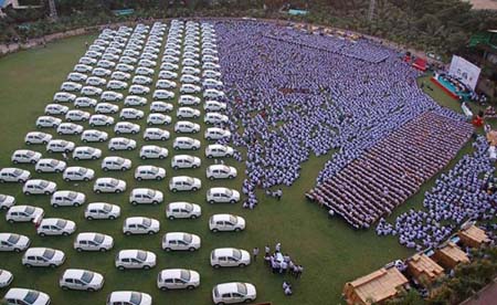 Năm 2014, ông chủ Ấn Độ từng tặng 500 xe hơi, 200 căn hộ và 500 bộ trang sức cho nhân viên. Phần thưởng và nhân viên xếp kín mặt sân vận động.